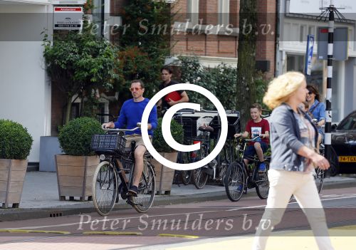 Amsterdam 29 augustus 2015 
Kim v Kooten en Jacob Derwig met kinderen op fiets