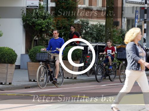 Amsterdam 29 augustus 2015 
Kim v Kooten en Jacob Derwig met kinderen op fiets