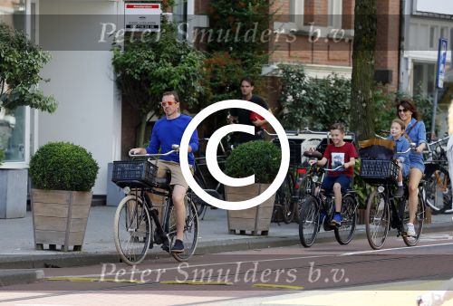 Amsterdam 29 augustus 2015 
Kim v Kooten en Jacob Derwig met kinderen op fiets