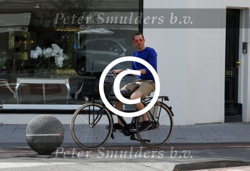Amsterdam 29 augustus 2015 
Kim v Kooten en Jacob Derwig met kinderen op fiets
