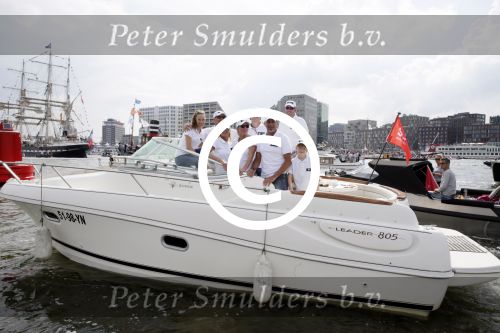 Amsterdam 19 augustus 2015
Milika Peterzon en Jurgen Smit met vrienden op de boot tijdens Sail 2015