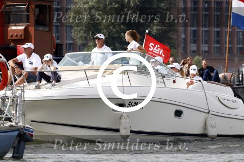 Amsterdam 19 augustus 2015
Milika Peterzon en Jurgen Smit met vrienden op de boot tijdens Sail 2015