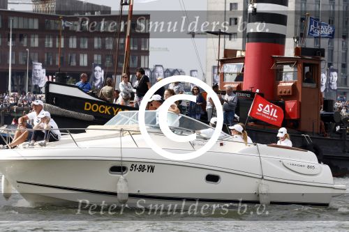 Amsterdam 19 augustus 2015
Milika Peterzon en Jurgen Smit met vrienden op de boot tijdens Sail 2015