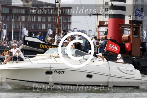 Amsterdam 19 augustus 2015
Milika Peterzon en Jurgen Smit met vrienden op de boot tijdens Sail 2015