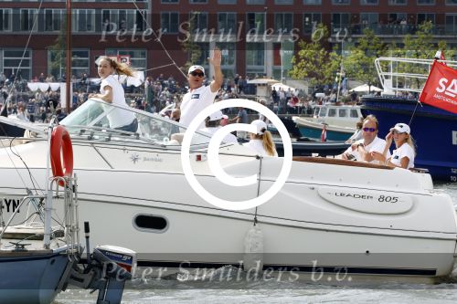 Amsterdam 19 augustus 2015
Milika Peterzon en Jurgen Smit met vrienden op de boot tijdens Sail 2015