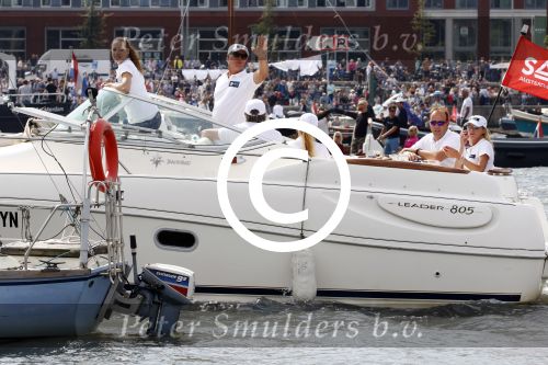 Amsterdam 19 augustus 2015
Milika Peterzon en Jurgen Smit met vrienden op de boot tijdens Sail 2015