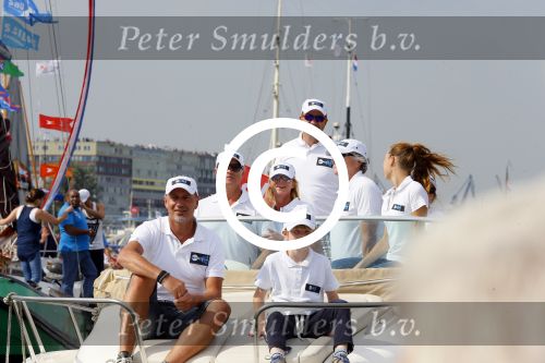 Amsterdam 19 augustus 2015
Milika Peterzon en Jurgen Smit met vrienden op de boot tijdens Sail 2015
