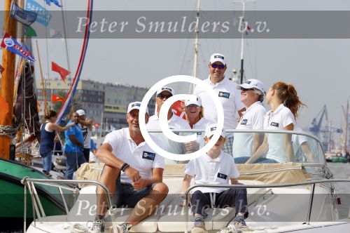 Amsterdam 19 augustus 2015
Milika Peterzon en Jurgen Smit met vrienden op de boot tijdens Sail 2015