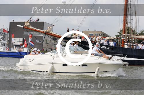 Amsterdam 19 augustus 2015
Milika Peterzon en Jurgen Smit met vrienden op de boot tijdens Sail 2015