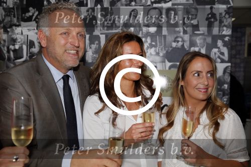 Amsterdam 1 september 2015
Gordon reikt cheque uit aan diabetes fonds in zijn nieuwe zaak blushing in Amsterdam.
Bedrijfsleidster Blushing Amsterdam. Karin de Rooij is de nieuwe vriendin van Ruud Gullit