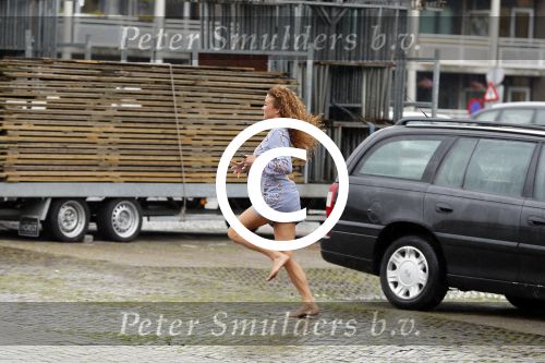 Hilversum 27 augustus 2015
Katja Schuurman met blote voeten op straat en daarna haar schoenen aandoent in haar auto.