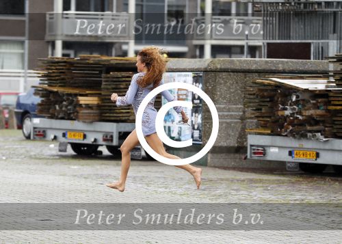 Hilversum 27 augustus 2015
Katja Schuurman met blote voeten op straat en daarna haar schoenen aandoent in haar auto.
