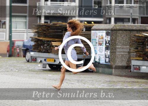 Hilversum 27 augustus 2015
Katja Schuurman met blote voeten op straat en daarna haar schoenen aandoent in haar auto.