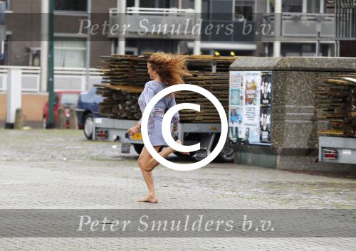 Hilversum 27 augustus 2015
Katja Schuurman met blote voeten op straat en daarna haar schoenen aandoent in haar auto.