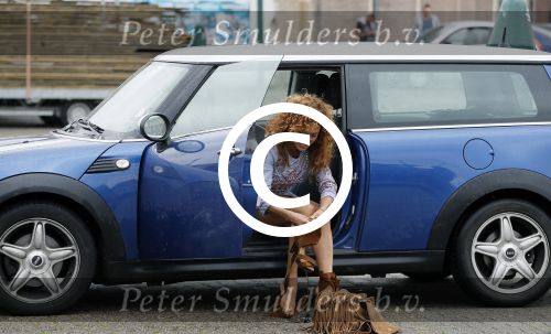 Hilversum 27 augustus 2015
Katja Schuurman met blote voeten op straat en daarna haar schoenen aandoent in haar auto.