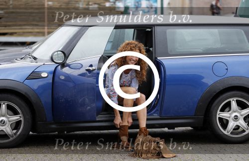 Hilversum 27 augustus 2015
Katja Schuurman met blote voeten op straat en daarna haar schoenen aandoent in haar auto.