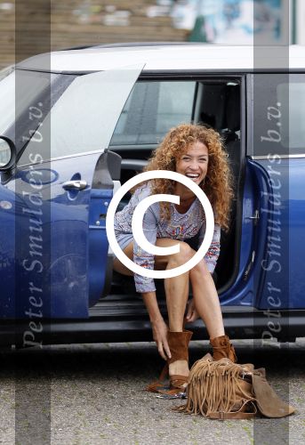 Hilversum 27 augustus 2015
Katja Schuurman met blote voeten op straat en daarna haar schoenen aandoent in haar auto.