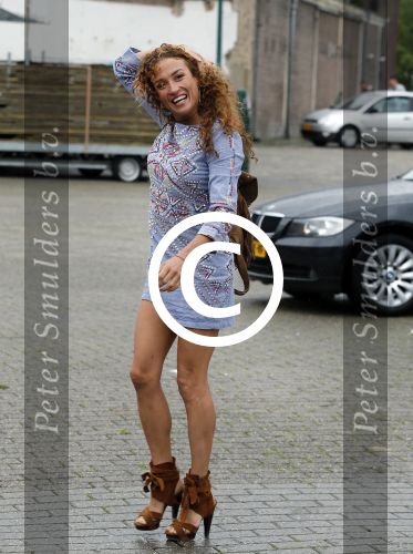 Hilversum 27 augustus 2015
Katja Schuurman met blote voeten op straat en daarna haar schoenen aandoent in haar auto.