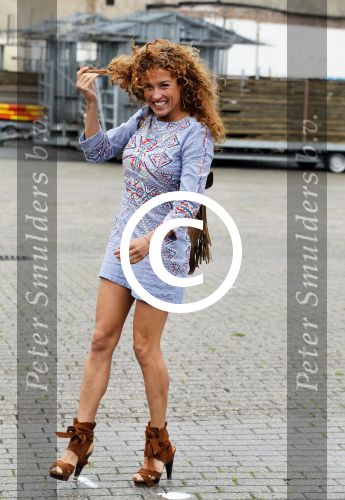 Hilversum 27 augustus 2015
Katja Schuurman met blote voeten op straat en daarna haar schoenen aandoent in haar auto.