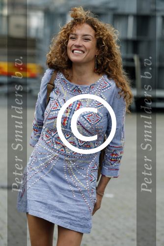 Hilversum 27 augustus 2015
Katja Schuurman met blote voeten op straat en daarna haar schoenen aandoent in haar auto.