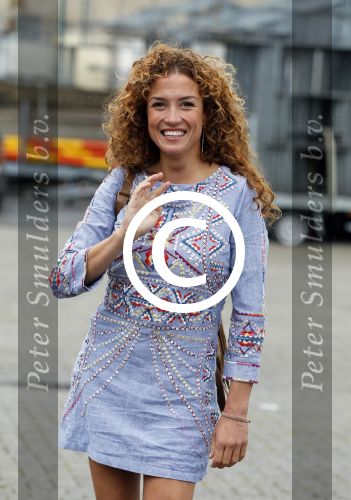 Hilversum 27 augustus 2015
Katja Schuurman met blote voeten op straat en daarna haar schoenen aandoent in haar auto.