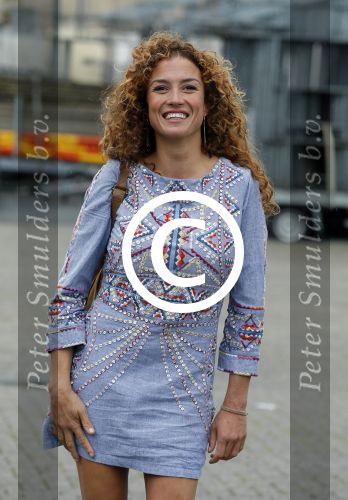 Hilversum 27 augustus 2015
Katja Schuurman met blote voeten op straat en daarna haar schoenen aandoent in haar auto.