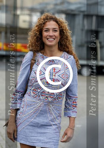 Hilversum 27 augustus 2015
Katja Schuurman met blote voeten op straat en daarna haar schoenen aandoent in haar auto.