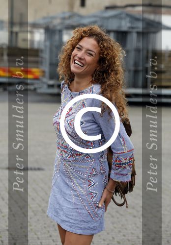 Hilversum 27 augustus 2015
Katja Schuurman met blote voeten op straat en daarna haar schoenen aandoent in haar auto.