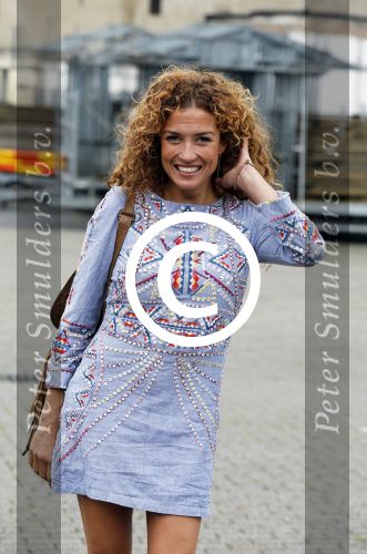 Hilversum 27 augustus 2015
Katja Schuurman met blote voeten op straat en daarna haar schoenen aandoent in haar auto.