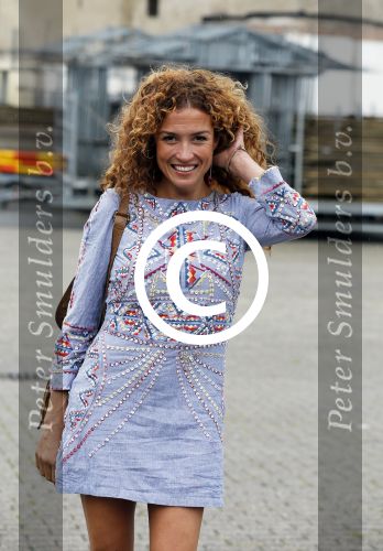 Hilversum 27 augustus 2015
Katja Schuurman met blote voeten op straat en daarna haar schoenen aandoent in haar auto.