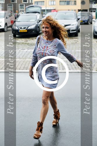 Hilversum 27 augustus 2015
Katja Schuurman met blote voeten op straat en daarna haar schoenen aandoent in haar auto.