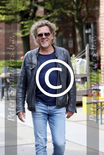 Amsterdam 19 augustus 2015 
Presentatie Expeditie Robinson deelnemers bij de westergasfabriek.. Sharon Doorson, Tim Douwsma, Marian Mudder, Teske de Schepper, Oscar Aerts, Sander Janson, Amara Onwuka, Elle Bandita, Kim Lammers, Kees van der Spek, Wietze de Jager, Klaas van der Eerden, Danny Ghosen, Sandra van Nieuwland, Anna Speller en Jaap Jongbloed met presentatoren Nicolette Kluijver en Dennis Weening