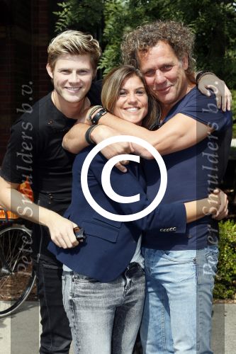 Amsterdam 19 augustus 2015 
Presentatie Expeditie Robinson deelnemers bij de westergasfabriek.. Sharon Doorson, Tim Douwsma, Marian Mudder, Teske de Schepper, Oscar Aerts, Sander Janson, Amara Onwuka, Elle Bandita, Kim Lammers, Kees van der Spek, Wietze de Jager, Klaas van der Eerden, Danny Ghosen, Sandra van Nieuwland, Anna Speller en Jaap Jongbloed met presentatoren Nicolette Kluijver en Dennis Weening