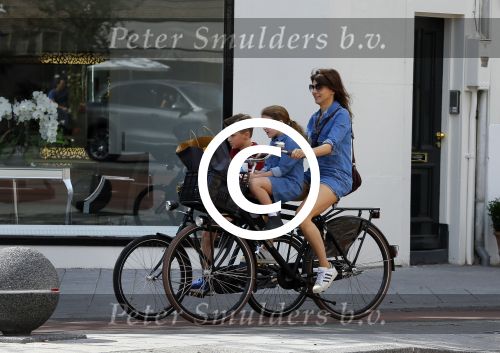 Amsterdam 29 augustus 2015 
Kim v Kooten en Jacob Derwig met kinderen op fiets
