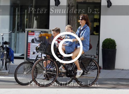 Amsterdam 29 augustus 2015 
Kim v Kooten en Jacob Derwig met kinderen op fiets
