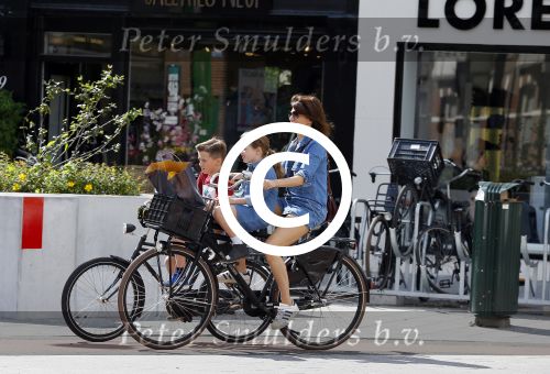 Amsterdam 29 augustus 2015 
Kim v Kooten en Jacob Derwig met kinderen op fiets