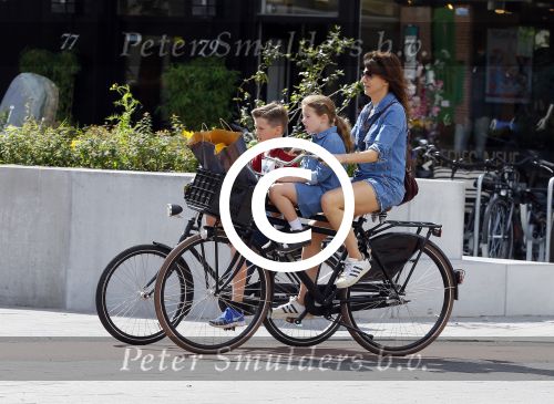 Amsterdam 29 augustus 2015 
Kim v Kooten en Jacob Derwig met kinderen op fiets