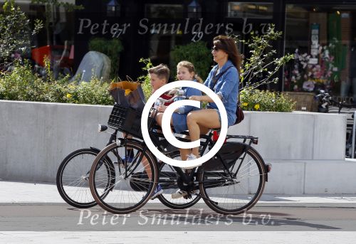 Amsterdam 29 augustus 2015 
Kim v Kooten en Jacob Derwig met kinderen op fiets