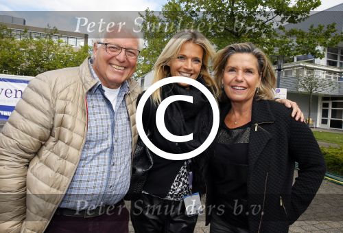 Amsterdam 6 september 2015
ALS Amsterdam City Swim in de grachten van Amsterdam met veel bekende nederlanders.
Pieter v d Hoogenband kwam samen met zijn vriendin Marie Jose Crooijmans en ouders
