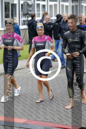 Amsterdam 6 september 2015
ALS Amsterdam City Swim in de grachten van Amsterdam met veel bekende nederlanders.
Mariska Bauer met Frans en zonen Christiaan en Jan