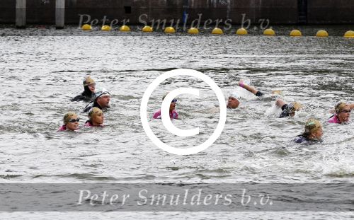 Amsterdam 6 september 2015
ALS Amsterdam City Swim in de grachten van Amsterdam met veel bekende nederlanders.
Mariska Bauer met Frans en zonen Christiaan en Jan