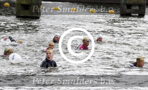 Amsterdam 6 september 2015
ALS Amsterdam City Swim in de grachten van Amsterdam met veel bekende nederlanders.
Mariska Bauer met Frans en zonen Christiaan en Jan