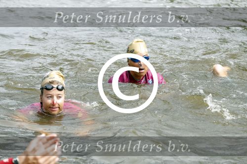 Amsterdam 6 september 2015
ALS Amsterdam City Swim in de grachten van Amsterdam met veel bekende nederlanders.
Mariska Bauer met Frans en zonen Christiaan en Jan