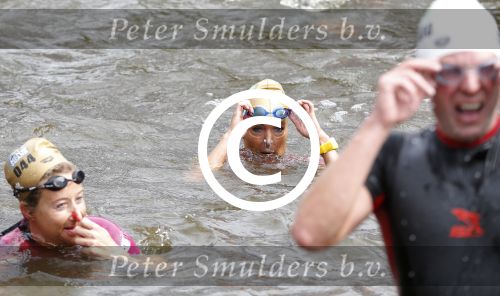 Amsterdam 6 september 2015
ALS Amsterdam City Swim in de grachten van Amsterdam met veel bekende nederlanders.
Mariska Bauer met Frans en zonen Christiaan en Jan