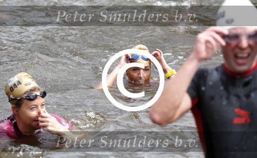 Amsterdam 6 september 2015
ALS Amsterdam City Swim in de grachten van Amsterdam met veel bekende nederlanders.
Mariska Bauer met Frans en zonen Christiaan en Jan