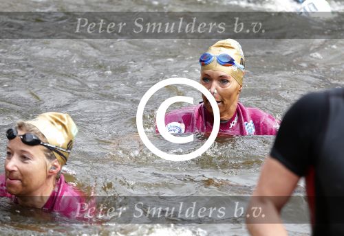Amsterdam 6 september 2015
ALS Amsterdam City Swim in de grachten van Amsterdam met veel bekende nederlanders.
Mariska Bauer met Frans en zonen Christiaan en Jan