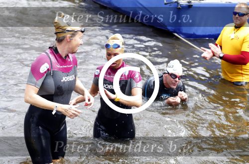 Amsterdam 6 september 2015
ALS Amsterdam City Swim in de grachten van Amsterdam met veel bekende nederlanders.
Mariska Bauer met Frans en zonen Christiaan en Jan