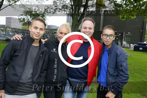 Amsterdam 6 september 2015
ALS Amsterdam City Swim in de grachten van Amsterdam met veel bekende nederlanders.
Mariska Bauer met Frans en zonen Christiaan en Jan