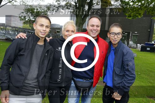 Amsterdam 6 september 2015
ALS Amsterdam City Swim in de grachten van Amsterdam met veel bekende nederlanders.
Mariska Bauer met Frans en zonen Christiaan en Jan