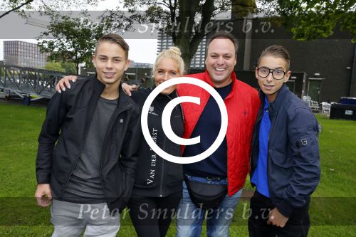 Amsterdam 6 september 2015
ALS Amsterdam City Swim in de grachten van Amsterdam met veel bekende nederlanders.
Mariska Bauer met Frans en zonen Christiaan en Jan